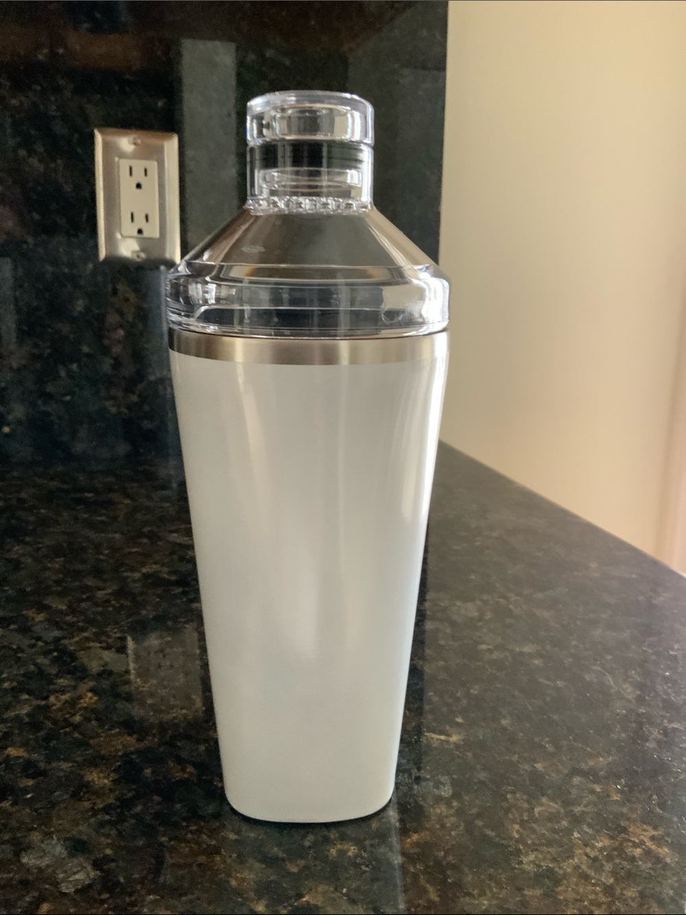 BrüMate Shaker Tumbler in Butter White iridescence - Picture 3 of 8
